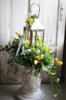 Angelo Yellow Garden, kompozycja nagrobna ze złotym lampionem, wys.65cm