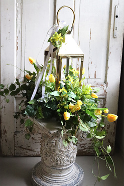 Angelo Yellow Garden, kompozycja nagrobna ze złotym lampionem, wys.65cm