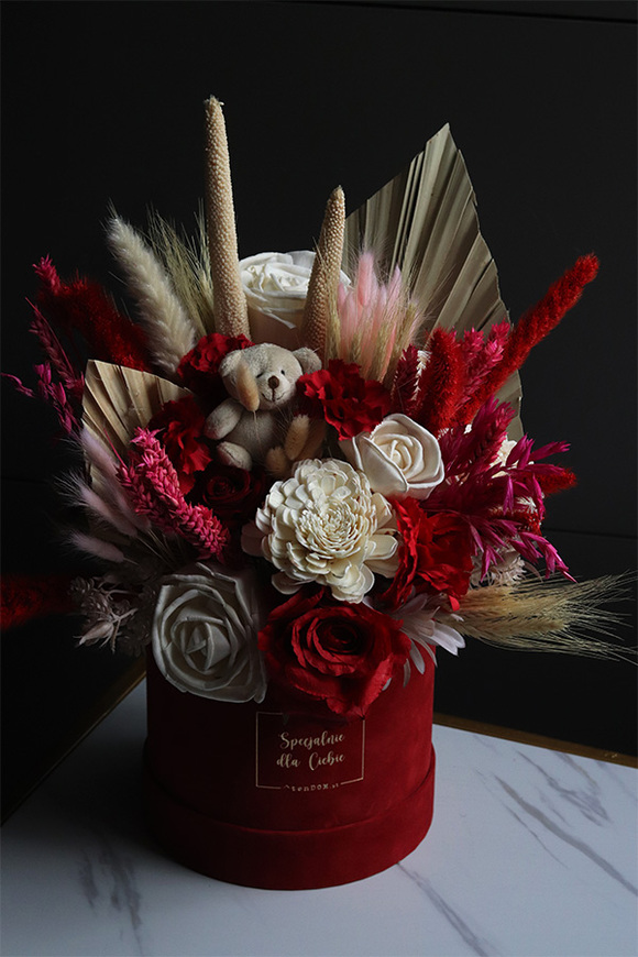 Miłosny Miś, flowerbox kwiatowy na walentynki