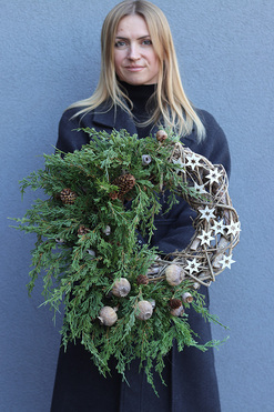 Gwiazdkowo, asymetryczny wianek zimowy, rozp.57cm   