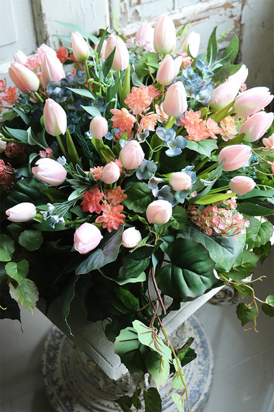 Tulippa, kompozycja nagrobna w misie, wym.28x42cm 