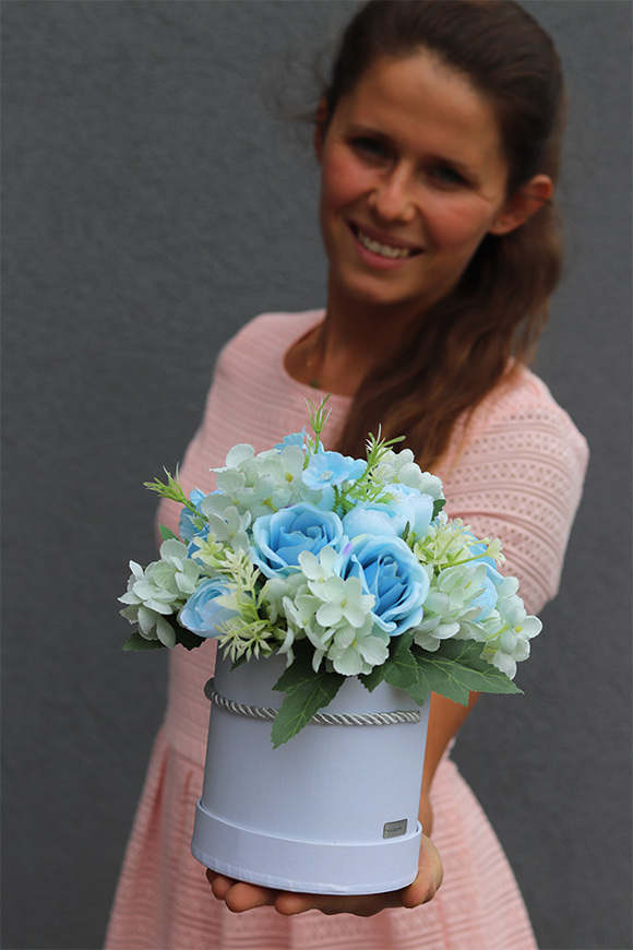 Light Blue, flowerbox z błękitną różą, wys.25cm