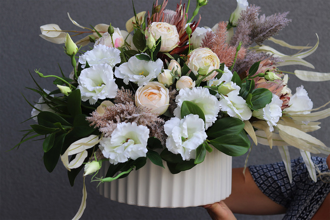 Bianca Hampton, kompozycja kwiatowa w naczyniu