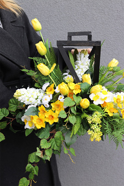 Angelo Floresa Amira, kompozycja nagrobna w lampionie, wys.40cm