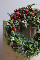 Pod Cyprysem, asymetryczny wianek na drzwi z jabłkami