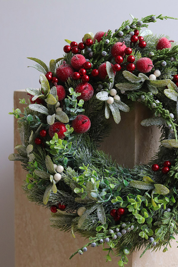 Pod Cyprysem, asymetryczny wianek na drzwi z jabłkami