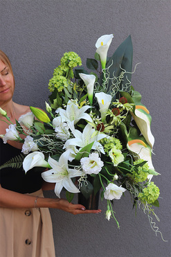 Palermo Bianco, bukiet nagrobny z kaliami, wys.70cm