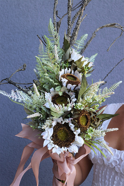 Olivetti, bukiet nagrobny z białymi słonecznikami, dł.115cm