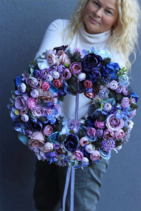 efektowny wianek z niebieskimi różami, Pranella Navy