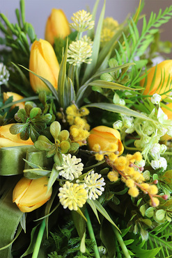 Żółta Energia, wiosenny wieniec nagrobny z tulipanami, wym.30x74cm