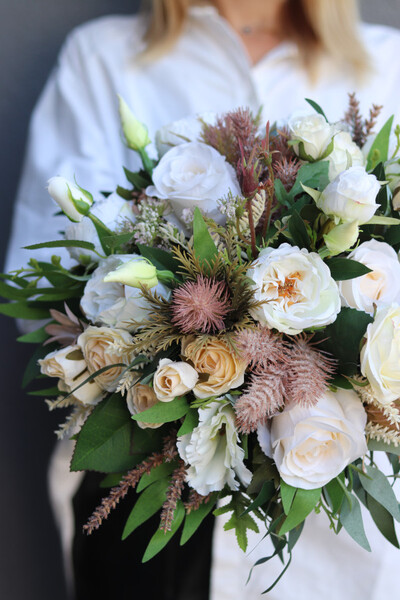 November Boho Chicc, kompozycja kwiatowa w białej misie