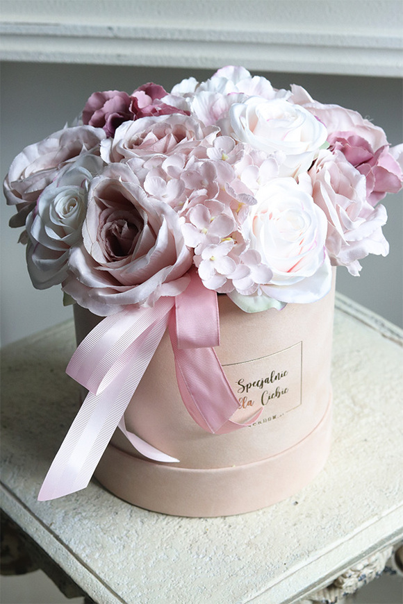 Cedite, welurowy flowerbox z różowymi kwiatami