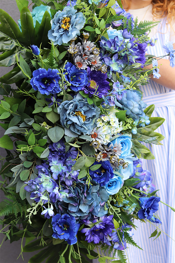 Opera Blue Sky, kompozycja kwiatowa w donicy