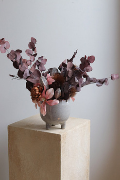 OD RĘKI Izaria 2, kompozycja kwiatowa w naczyniu z suszem, wym.45x50x27cm