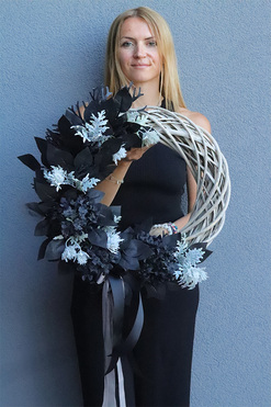 OD RĘKI Kremolia, asymetryczny wianek z czarnych roślin, śr.52cm