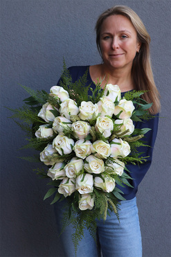 Serce na Dłoni, nagrobna dekoracja z białych róż, dł.46cm