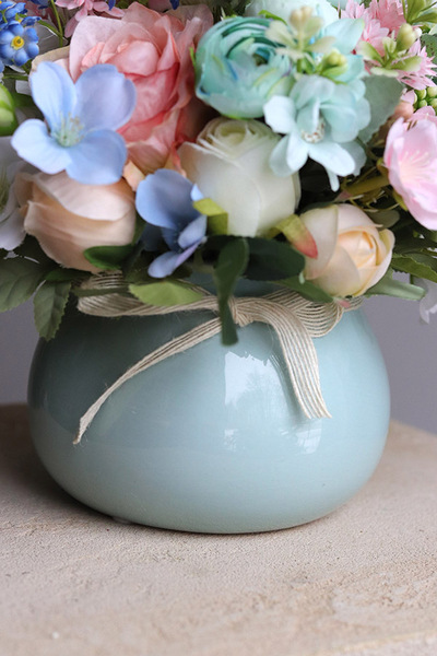 Deluni Blue, kompozycja kwiatowa z kokardką