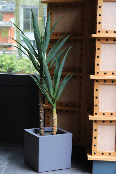 Jukka Fiberglass, sztuczna roślina w szarej donicy
