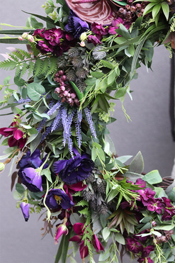 Plum Nedia, wieniec nagrobny z fioletowymi kwiatami, śr.76cm