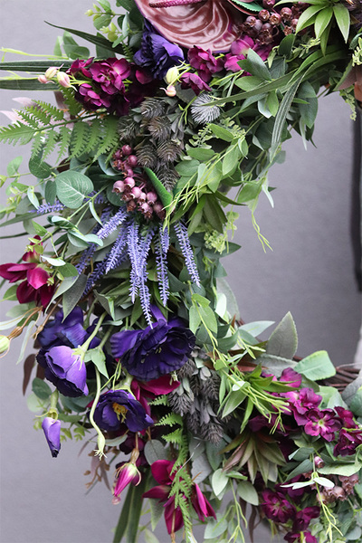 Filomenia, wieniec nagrobny z fioletowymi kwiatami