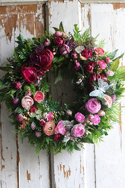 Pink Butterfly, kwiatowy wianek z motylem, śr.46cm 