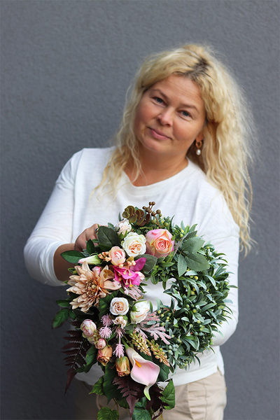 Bezire, wianek ozdobny z asymetryczną dekoracją