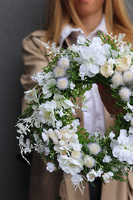 Referene, biały wianek na drzwi