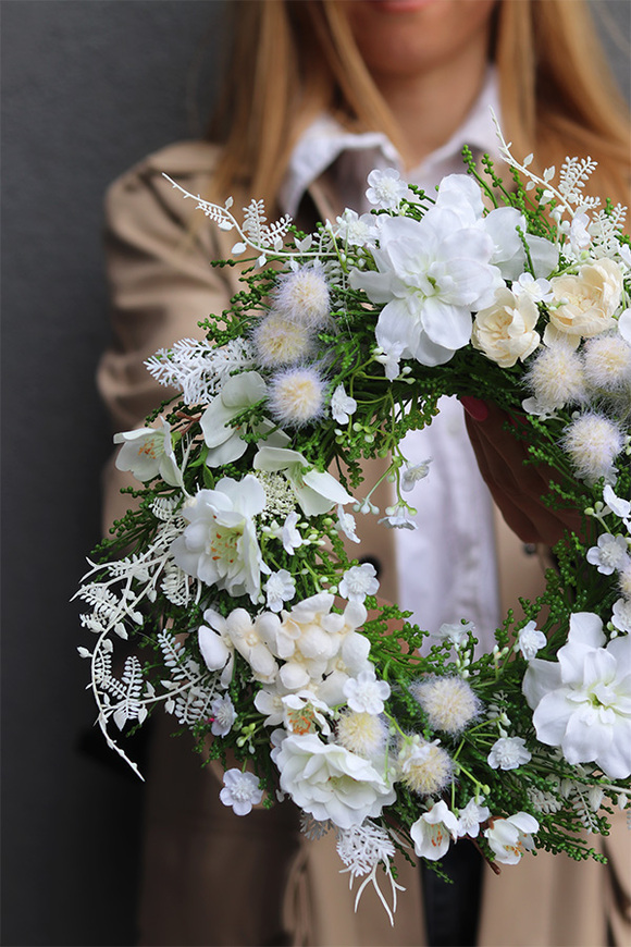 Referene, biały wianek na drzwi