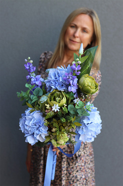 Blue Ocean, bukiet nagrobny z zieloną peonią, dł.60cm