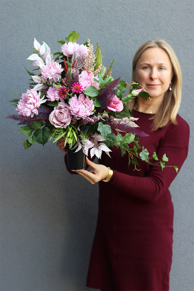 Nerute, bukiet nagrobny z róż we wkładzie