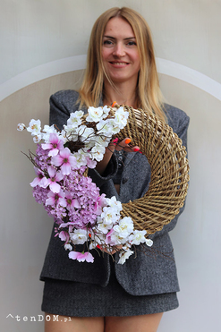 OD RĘKI Anette, wianek dekoracyjny z różowymi kwiatami, rozp.45cm  
