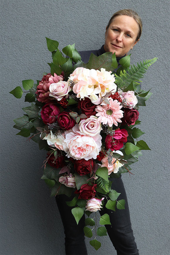 Jefusa, wiązanka nagrobna z bordowymi różami