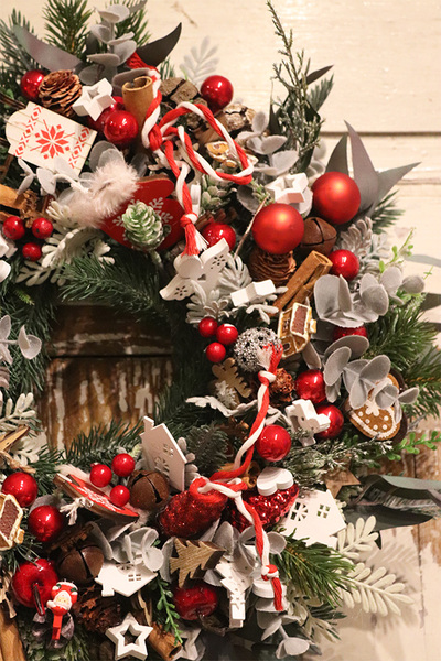 Red Flere, wianek świąteczny