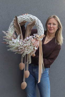 OD RĘKI Bunny Easteria, wielkanocny wianek na drzwi, rozp.55cm