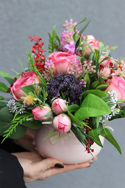 Pinkolia, kompozycja kwiatowa z kokardką