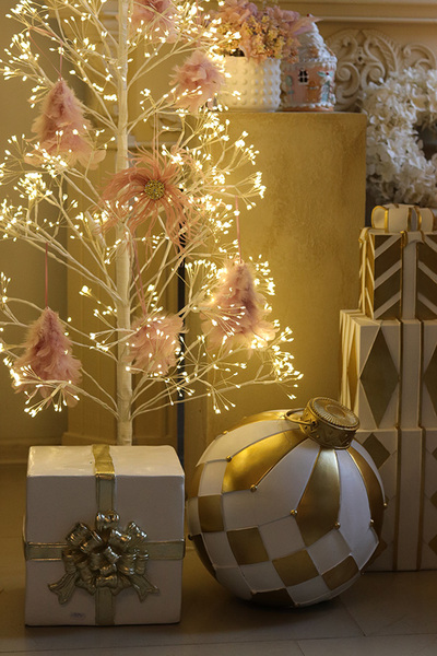 Pudrova Panna, różowa zawieszka świąteczna kwiat z piór