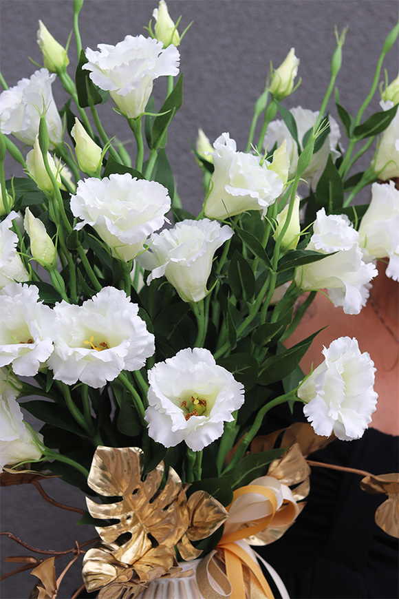 Amelia Eustoma White, kompozycja kwiatowa w wazonie