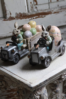 OD RĘKI Automobil B, figurka zając królik auto Wielkanoc, wym.15x20x9cm