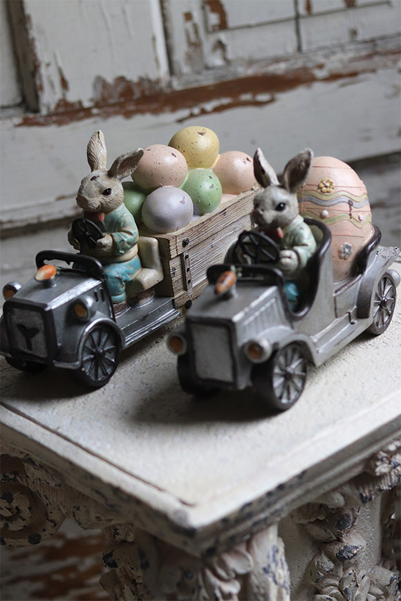 OD RĘKI Automobil B, figurka zając królik auto Wielkanoc, wym.15x20x9cm