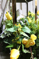 Angelo Yellow Garden, kompozycja nagrobna ze złotym lampionem, wys.65cm