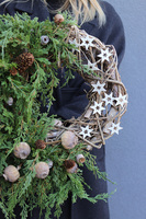 Gwiazdkowo, asymetryczny wianek zimowy