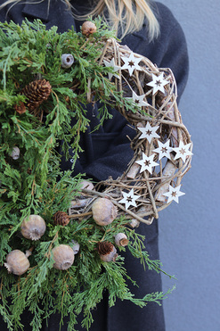 Gwiazdkowo, asymetryczny wianek zimowy, rozp.57cm   