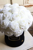 Magnatia, welurowy flowerbox z białymi różami, wys.35x26cm