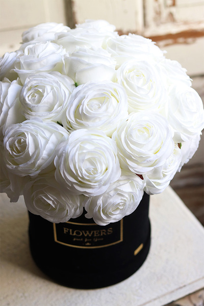 Magnatia, welurowy flowerbox z białymi różami, wys.35x26cm