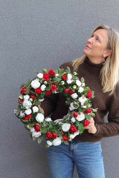 Teraz Polska, wianek z białymi kwiatami