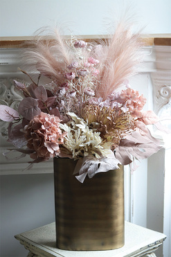 Boho House, kompozycja kwiatowa w metalowym wazonie, wys.78cm 