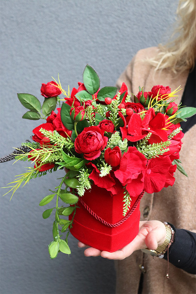Miłosna, czerwony flowerbox na walentynki