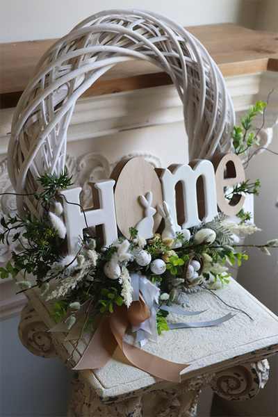 Easter Home, wielkanocny wianek na drzwi