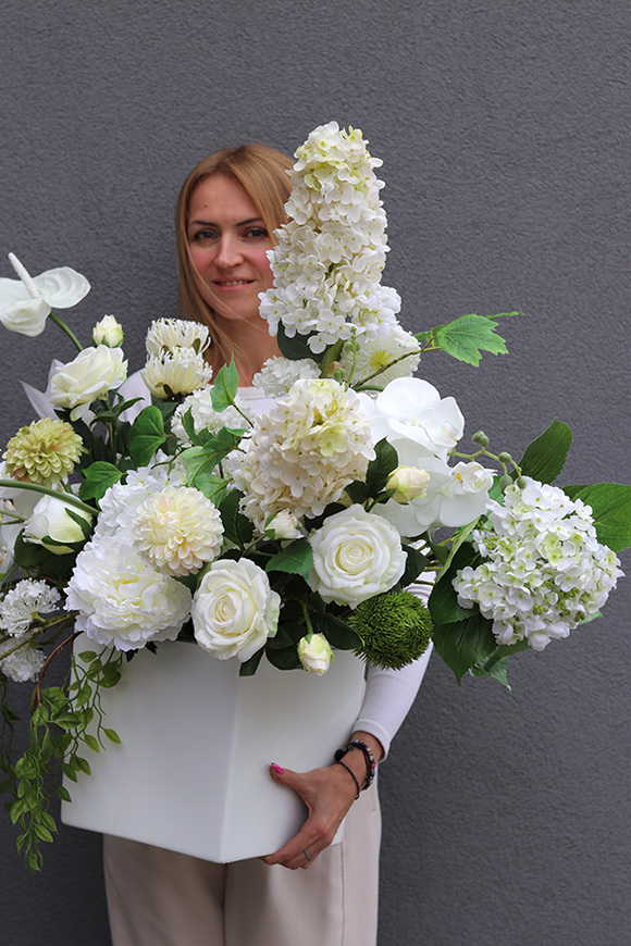 Rozdroże Biel, kompozycja kwiatowa w donicy fiberglass