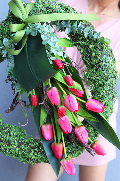 Tulipany Red, wieniec nagrobny z czerwonymi kwiatami